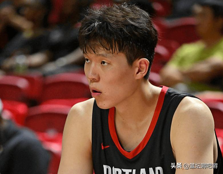 杨瀚森8月份回国参加世预赛二阶段三大弊端：
1.小杨刚刚经历了NBA夏季联赛，实