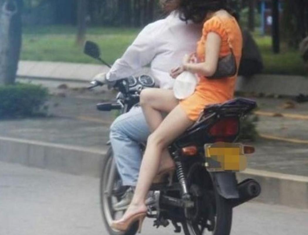 1989年，黑龙江一女子没穿内裤坐摩托车，裙子被吹起来，被同村青年看到后调侃了一