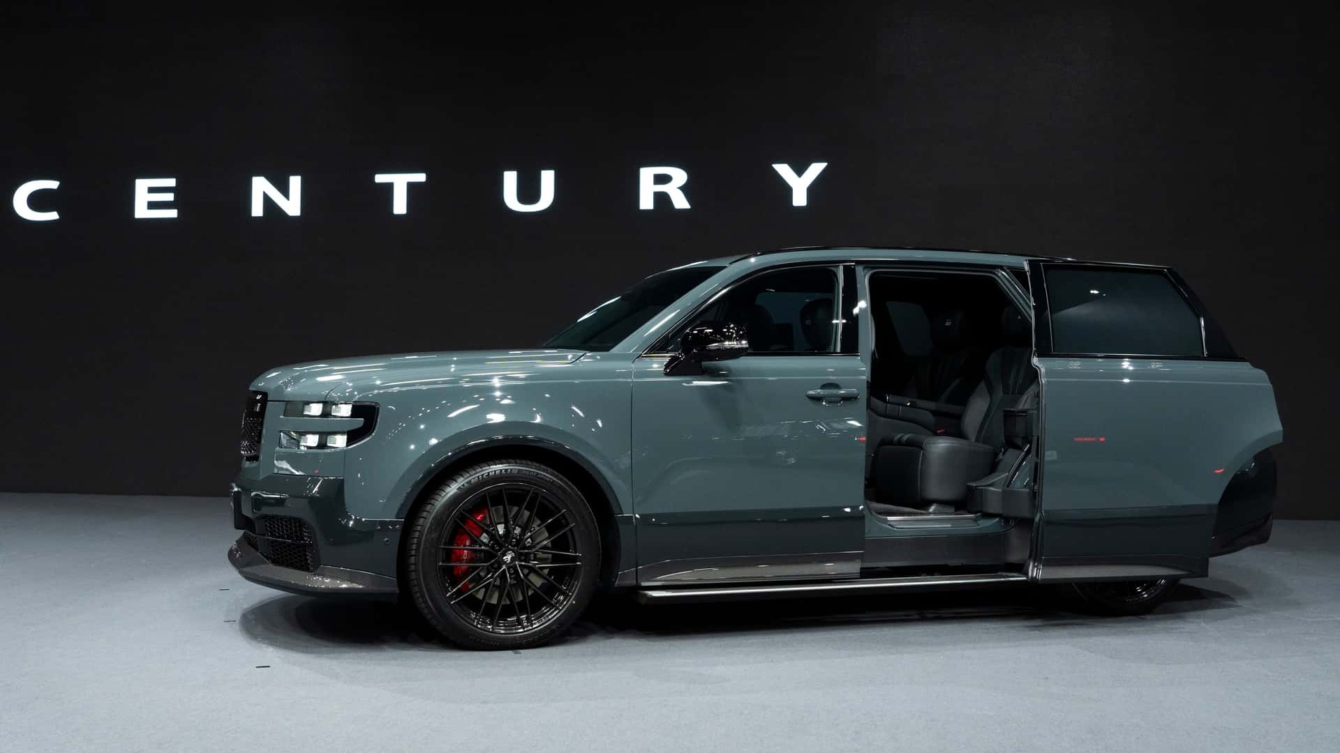 丰田全新世纪SUV，侧滑门绝了，还有熟悉的白色座套。#车评精选##丰田世纪# ​