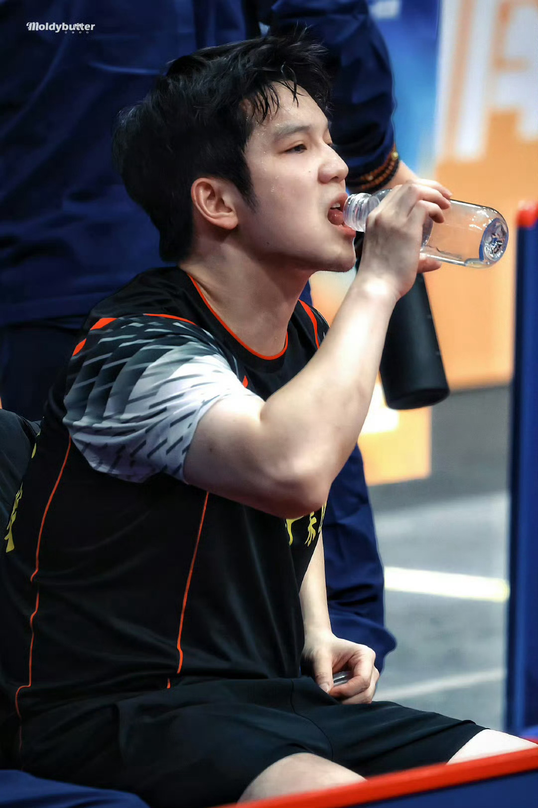 FZD看这家伙 喝水都这么好看 