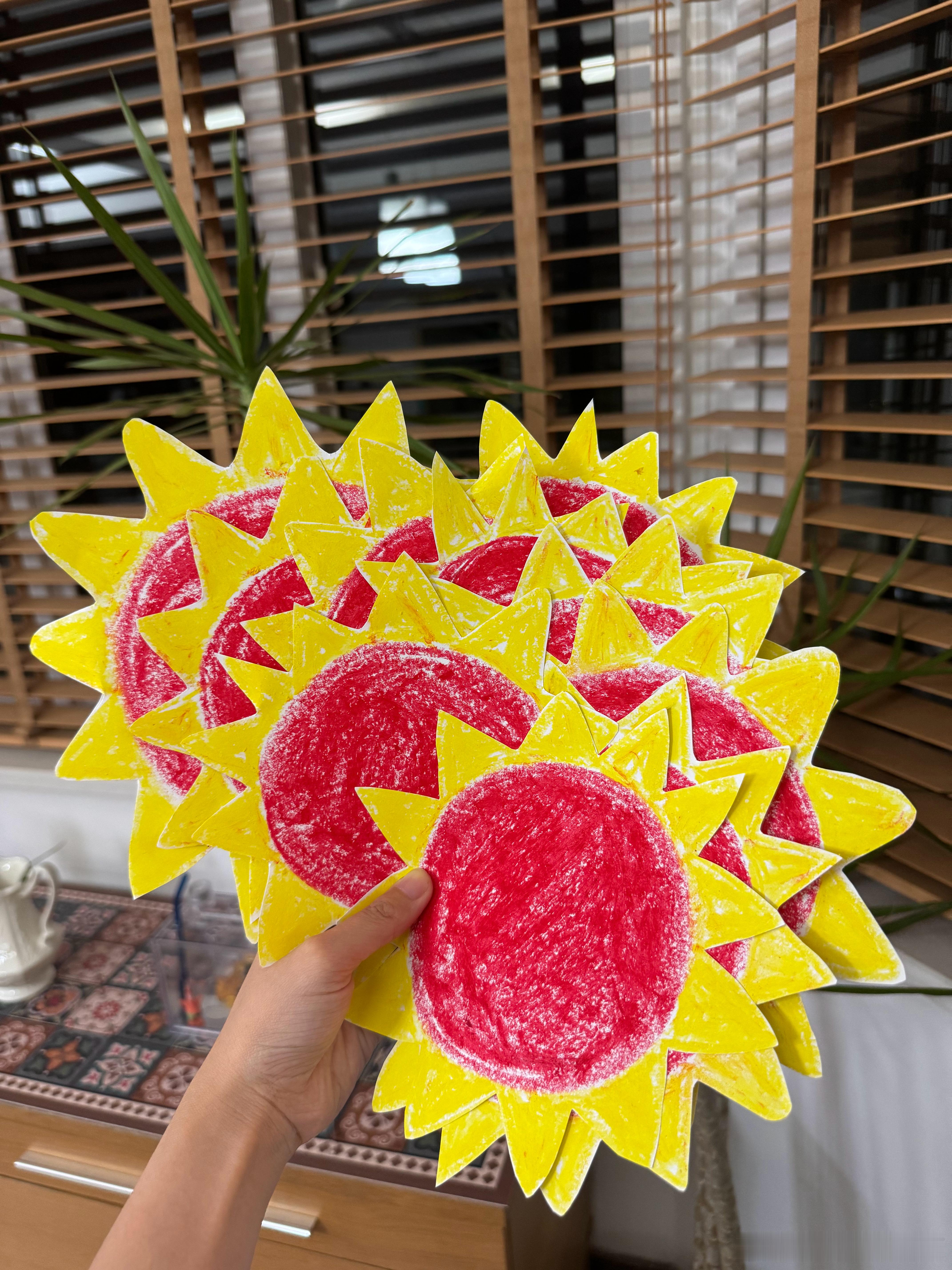 明天安姐课堂上要表演课本剧《后羿射日》老母亲帮她造了一晚上太阳☀️十个太阳从画到