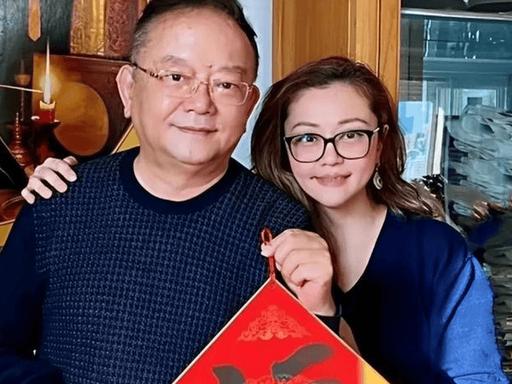 1997 年，王刚花 200 万送女儿出国留学，没想到她却要嫁给老外，王刚极力反