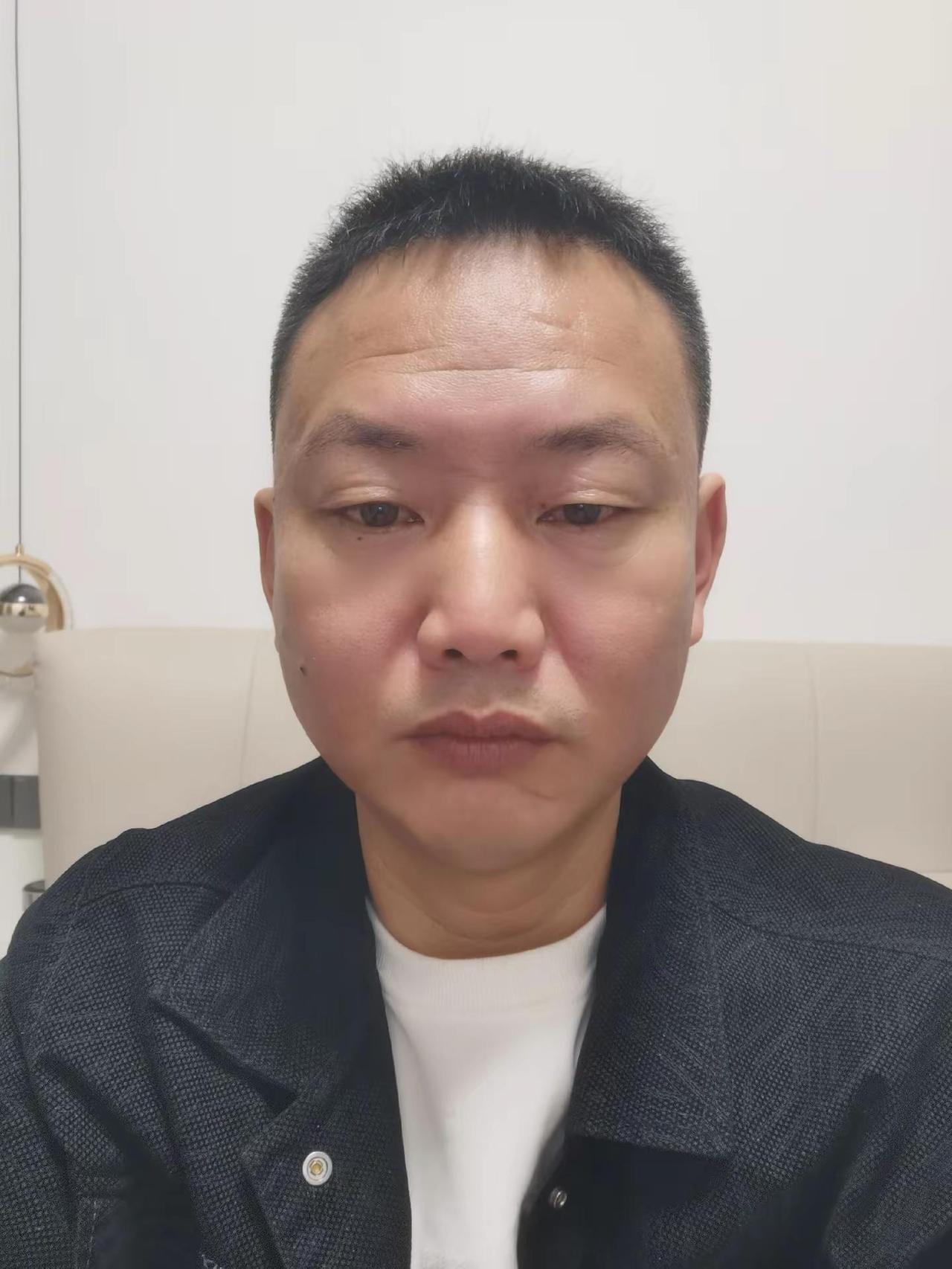 一个多月没有剪头发和剃胡须，今天一剪瞬间年轻了十岁，再怎么打理也回不到三十岁了，