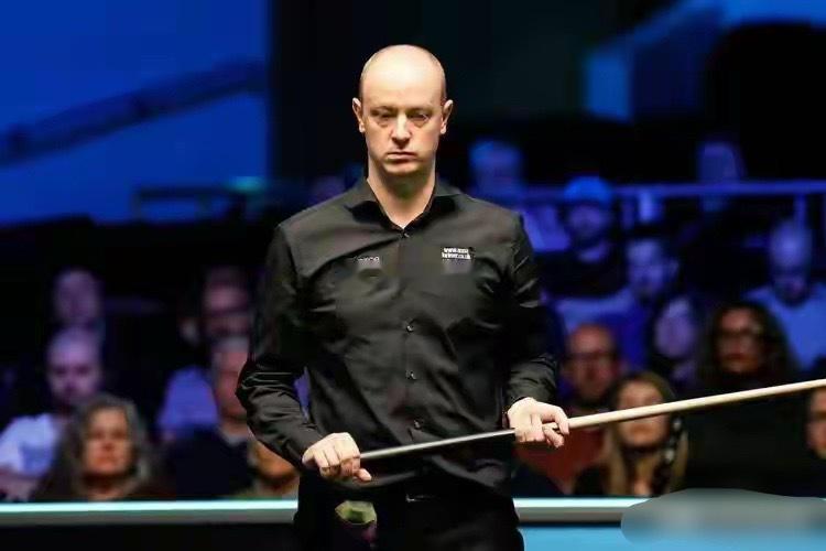 2026年斯诺克世锦赛持续在克鲁斯堡激烈角逐，这座赛场如同没有硝烟的战场，每一杆
