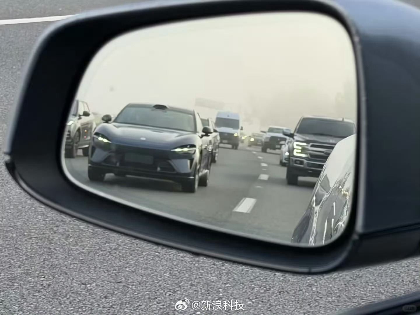 小米YU7Max现身美国高速公路这个被偶遇的大概率是Rivian买来做竞品分析的