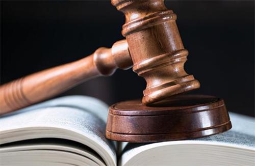 广东一男子与网恋女友见面，吃完饭便直接去了公寓，可就在两人雨云时，男子听到屋外有