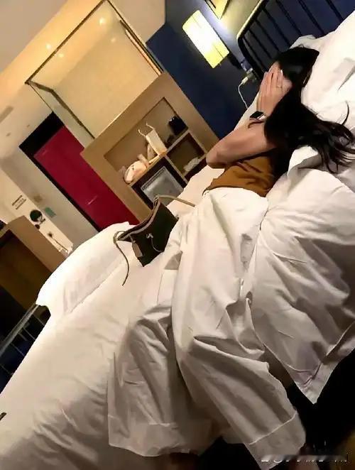 合肥一女子，上午跟男同事开完房，下午便去高铁站接老公！网友直呼：上午的床单还没凉