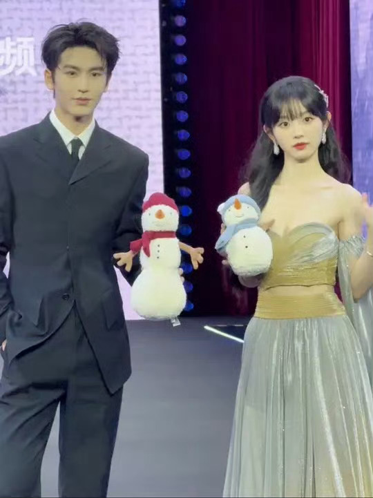张凌赫田曦薇 离婚感怎么回事，这么大的距离，难怪是离婚感，那我站中间吧，豹豹猫猫