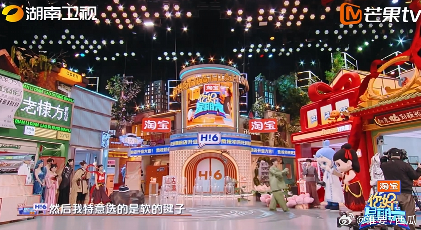 张颜齐和哪吒踢毽子张颜齐给哪吒送了毽子，哪吒立马就参与进来，现场一场踢毽子的小比