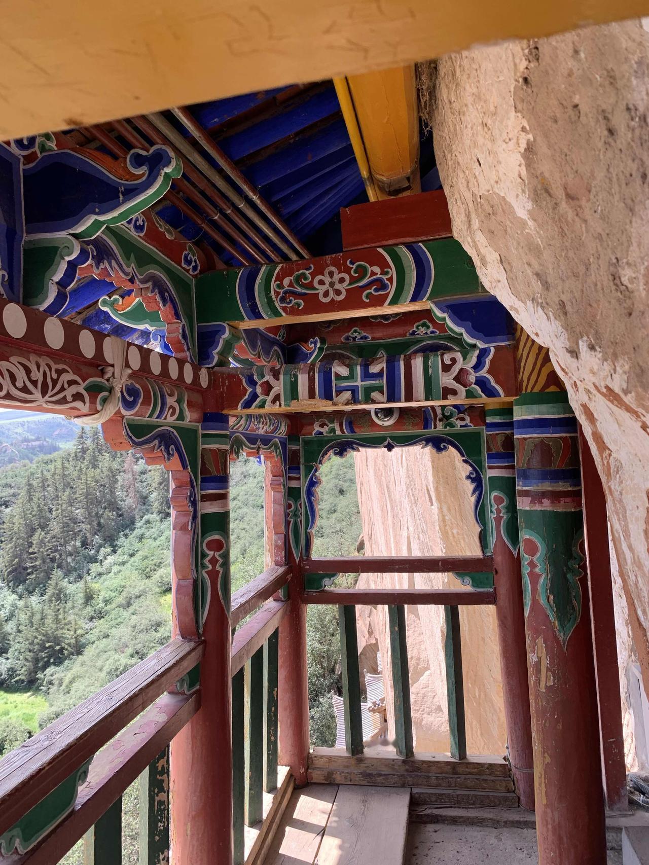 马蹄寺，洞口仅容一人，还得是瘦一点的，超过80公斤估计就卡住了。
有些地方，真是