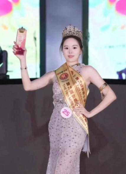谁敢想到，一个学土木工程19岁女大学生，陪朋友选美，结果一路杀成世界小姐中国区西