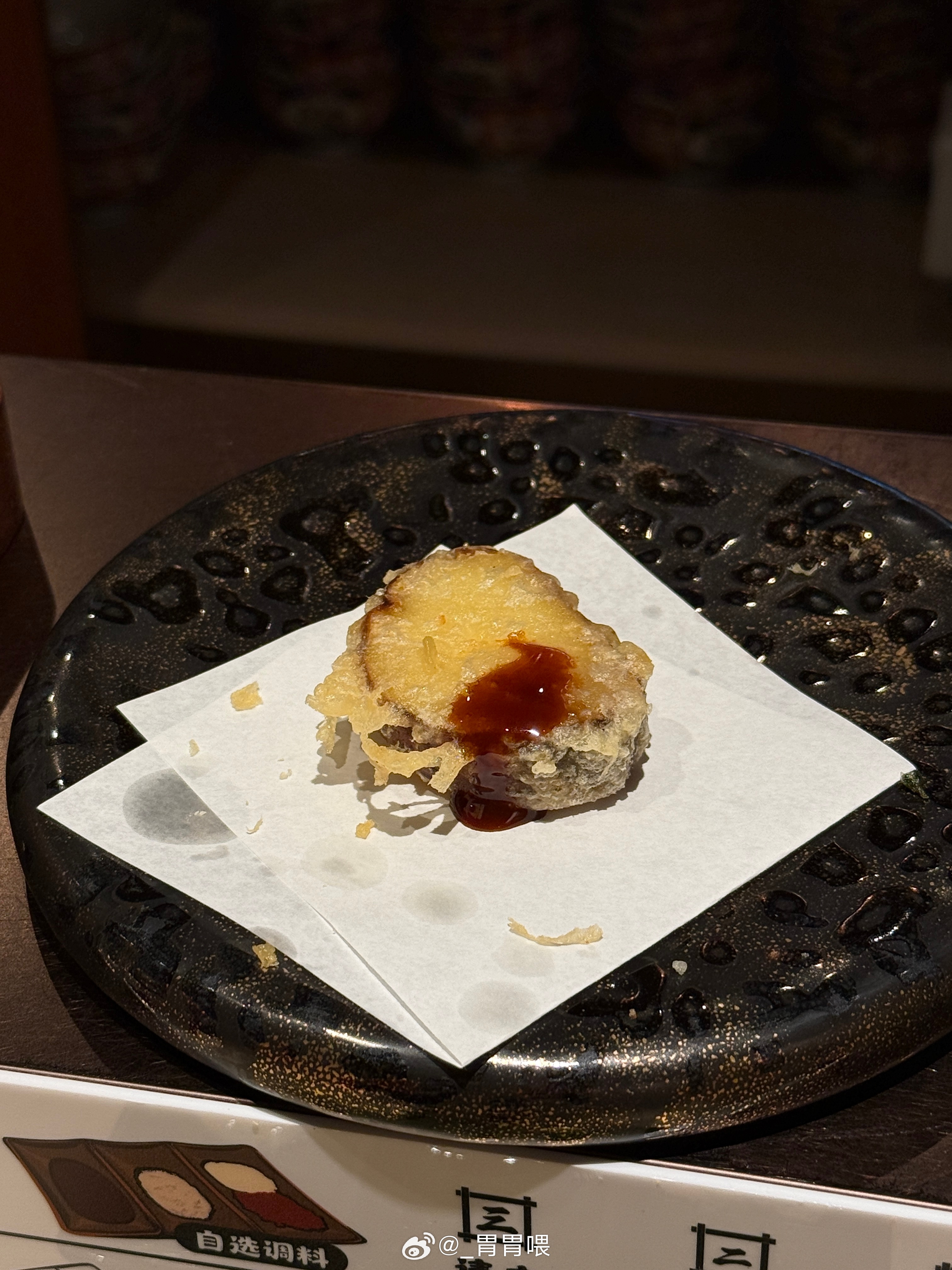 板前形式的天妇罗可以选择套餐也可以单点分三段式上餐 米饭&汤无限续面前有各种酱汁