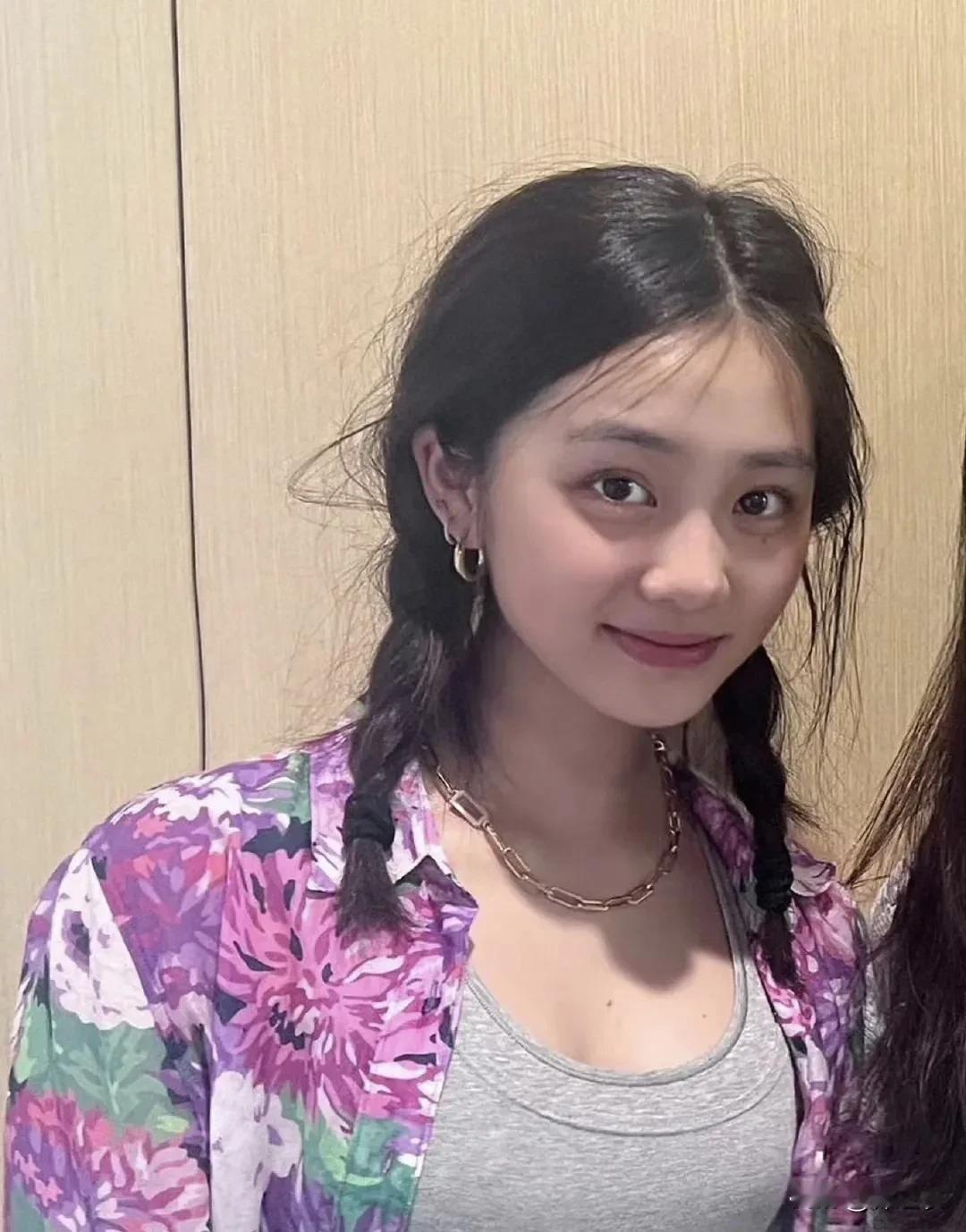 黄磊和孙莉年轻时都是俊男美女，所以他们的几个孩子都长得很漂亮，特别是两个女儿。
