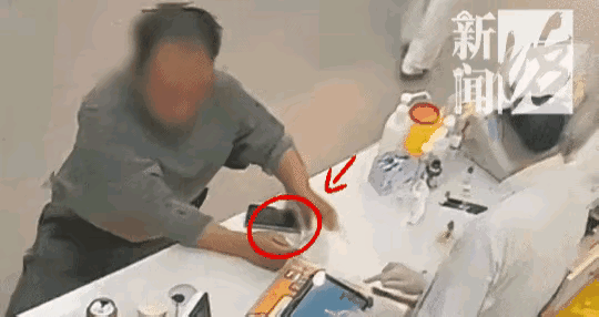 这个献血的哥们，人格真是很分裂的，一边自愿献着血，这也是热心公益的一种表现，但是