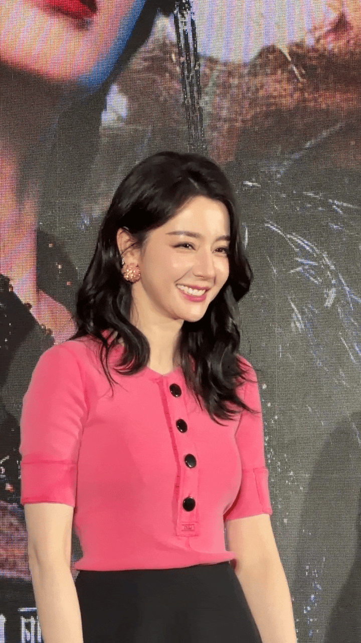 来自迪丽热巴的飞吻，可是她真的好美呀！