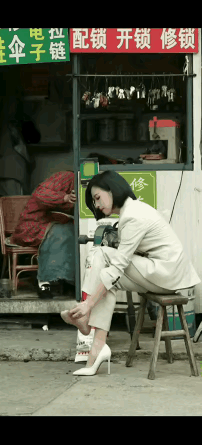 接地气的美女真美😄