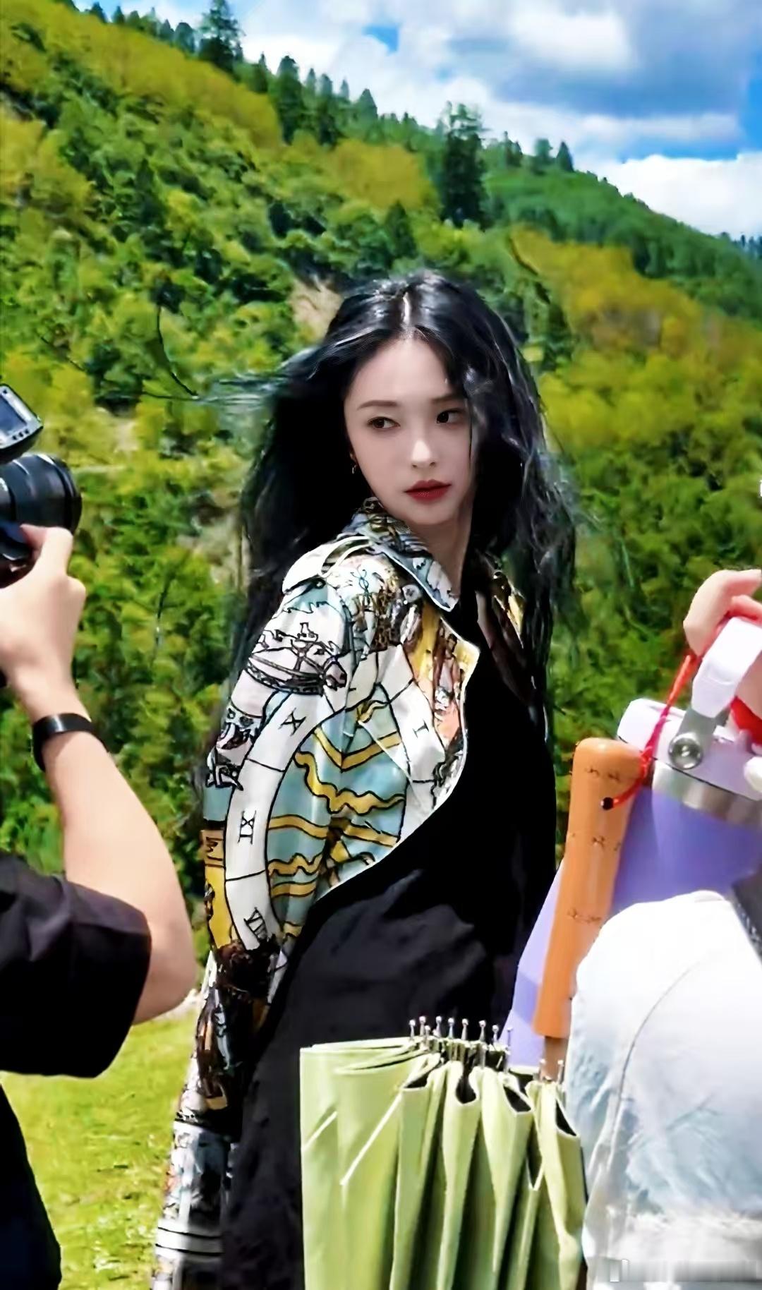周洁琼美得好权威周洁琼神女降临印花衬衫裹着山野清风，周洁琼的发丝被日光染成金，美