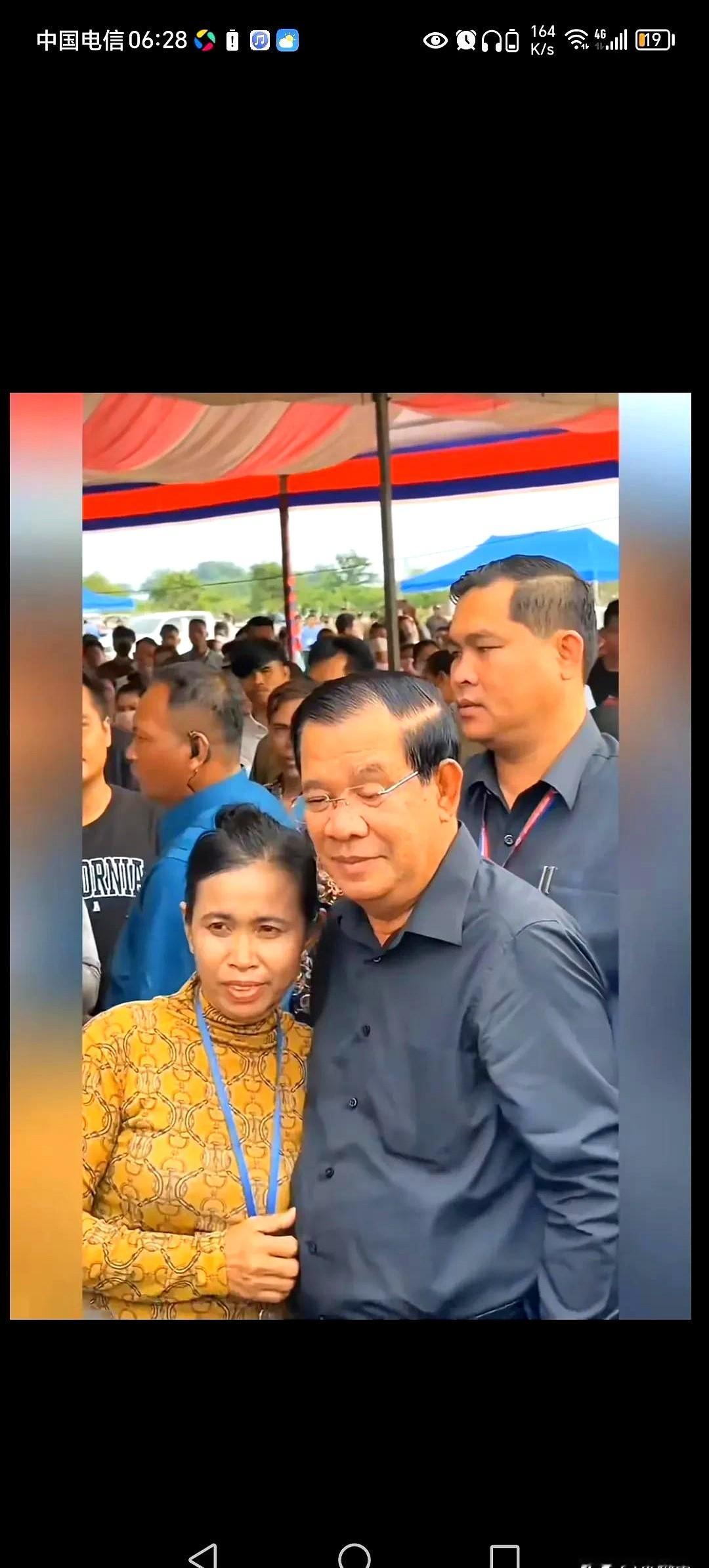 洪森认西哈努克为干爹这事，最近讨论度挺高。

话说回来，柬埔寨王位继承的门槛可不