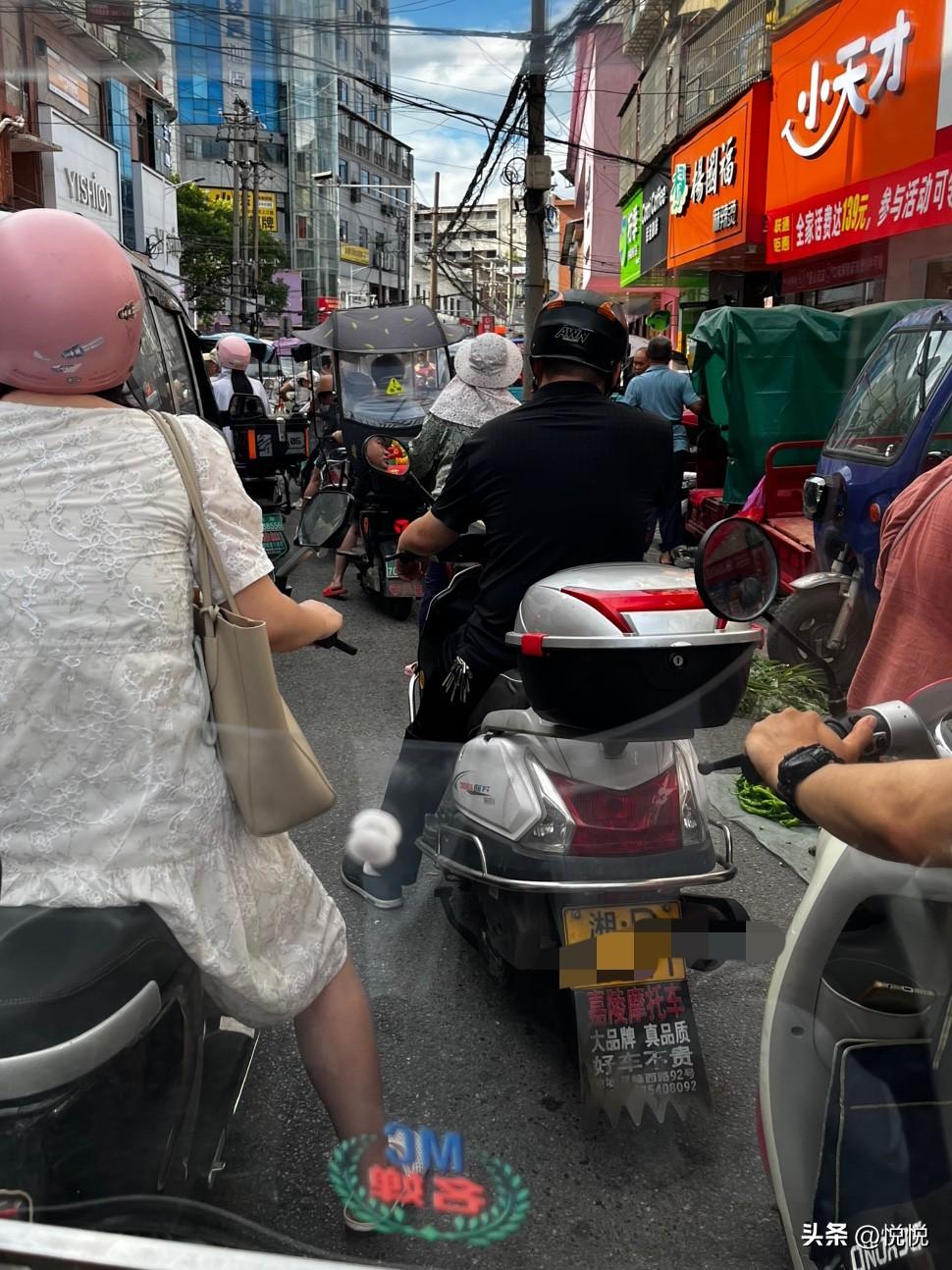 相比于装修精致冷清的商场，我格外偏爱烟火缭绕的市井菜市场。
这里没有刻板的喧嚣促