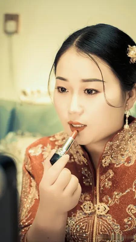 小姨改嫁这事，好多人说她违背承诺。当初姨父葬礼上，小姨含泪发誓独自养大孩子、不再