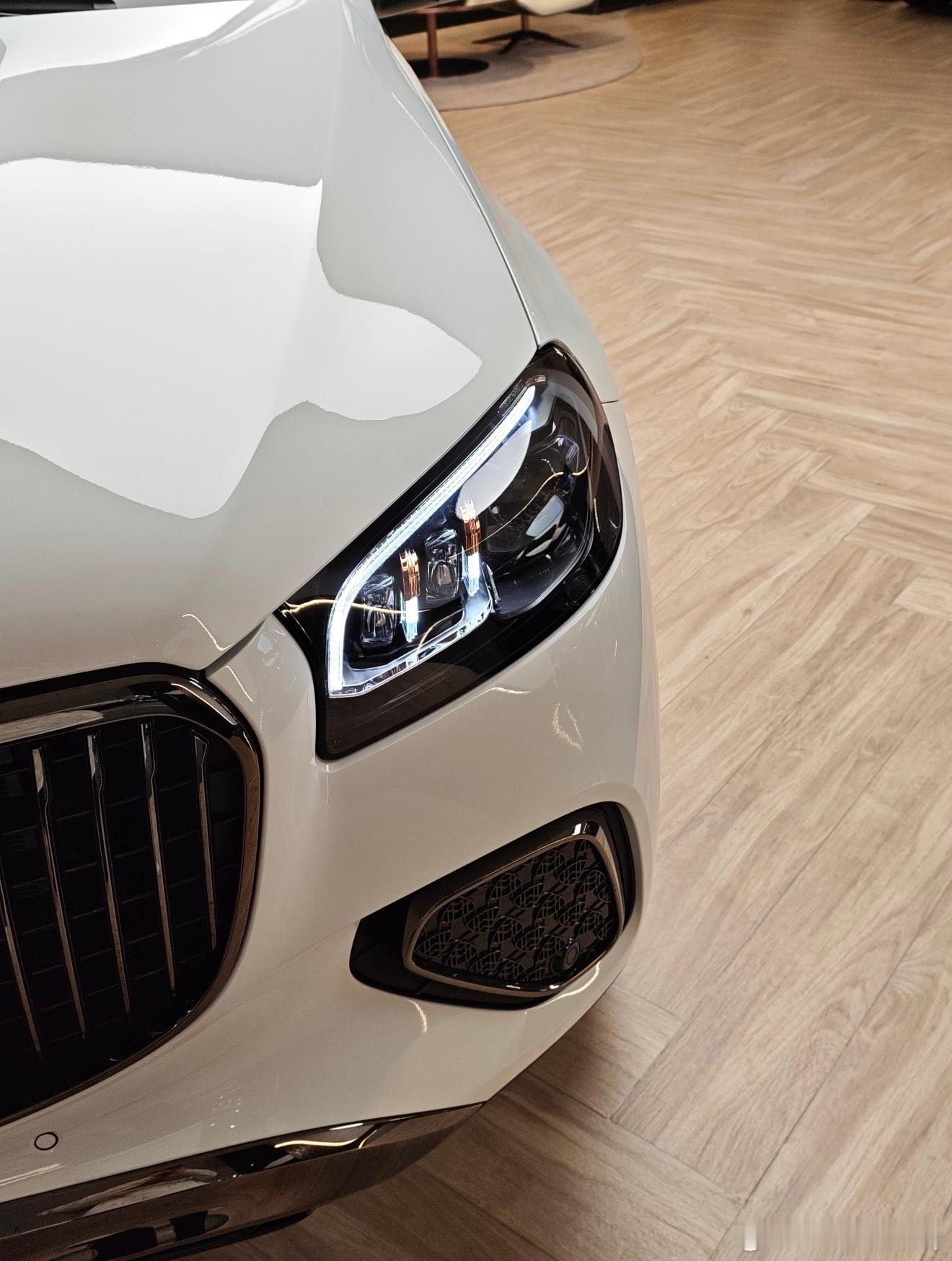 迈巴赫GLS600 极夜 白黑+18000贝母白配置价2806000元目前加价零