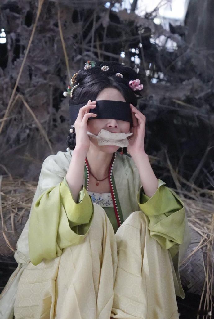 吴宣仪今天是潦草小慧  吴宣仪自己绑自己 吴宣仪在剧中自己绑自己，为保命的样子太