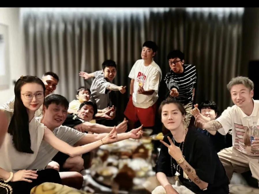 邓超，发文告状！

4月20日中午，邓超在社交平台发文告状，不过这次可不是告他媳