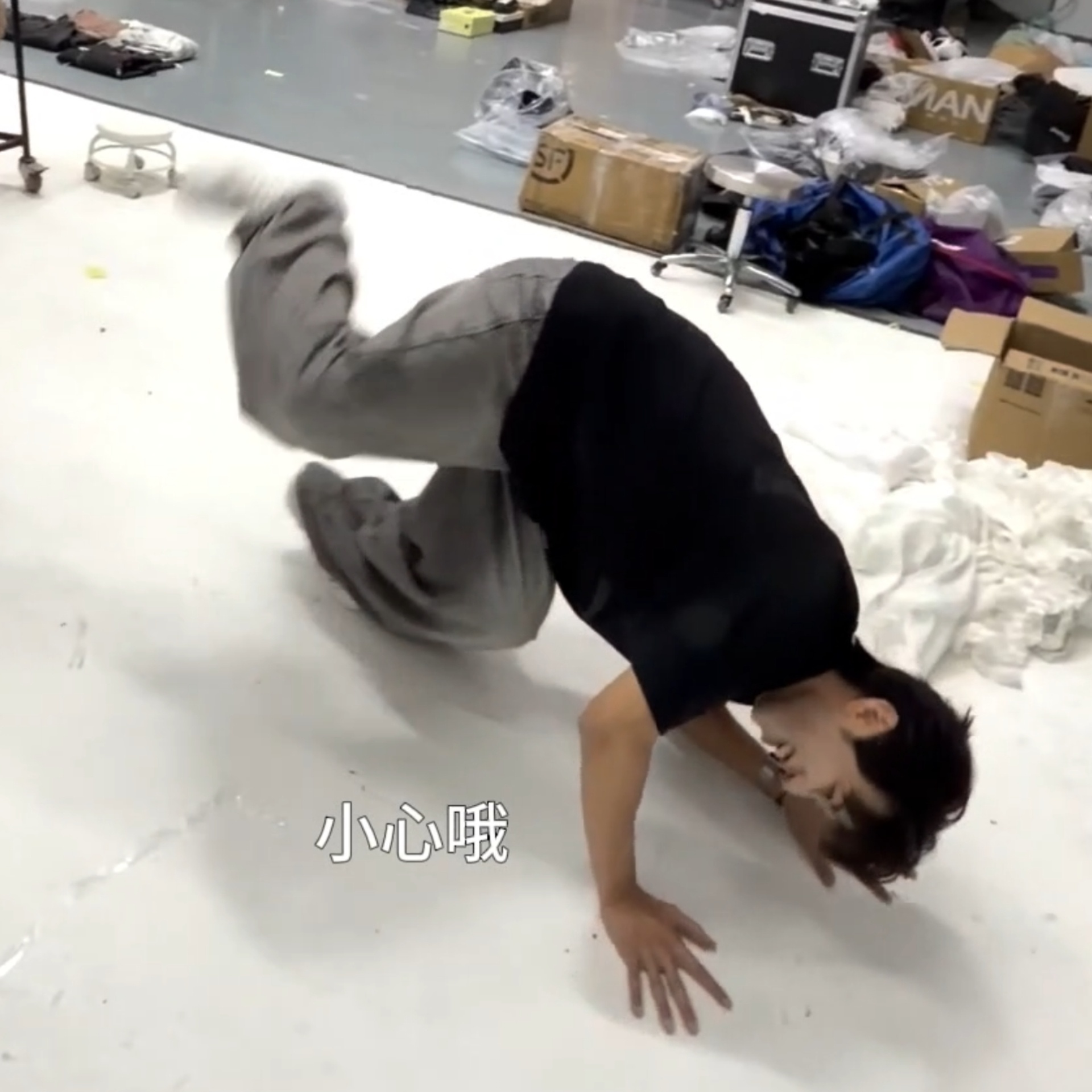 小兔表演才艺中 