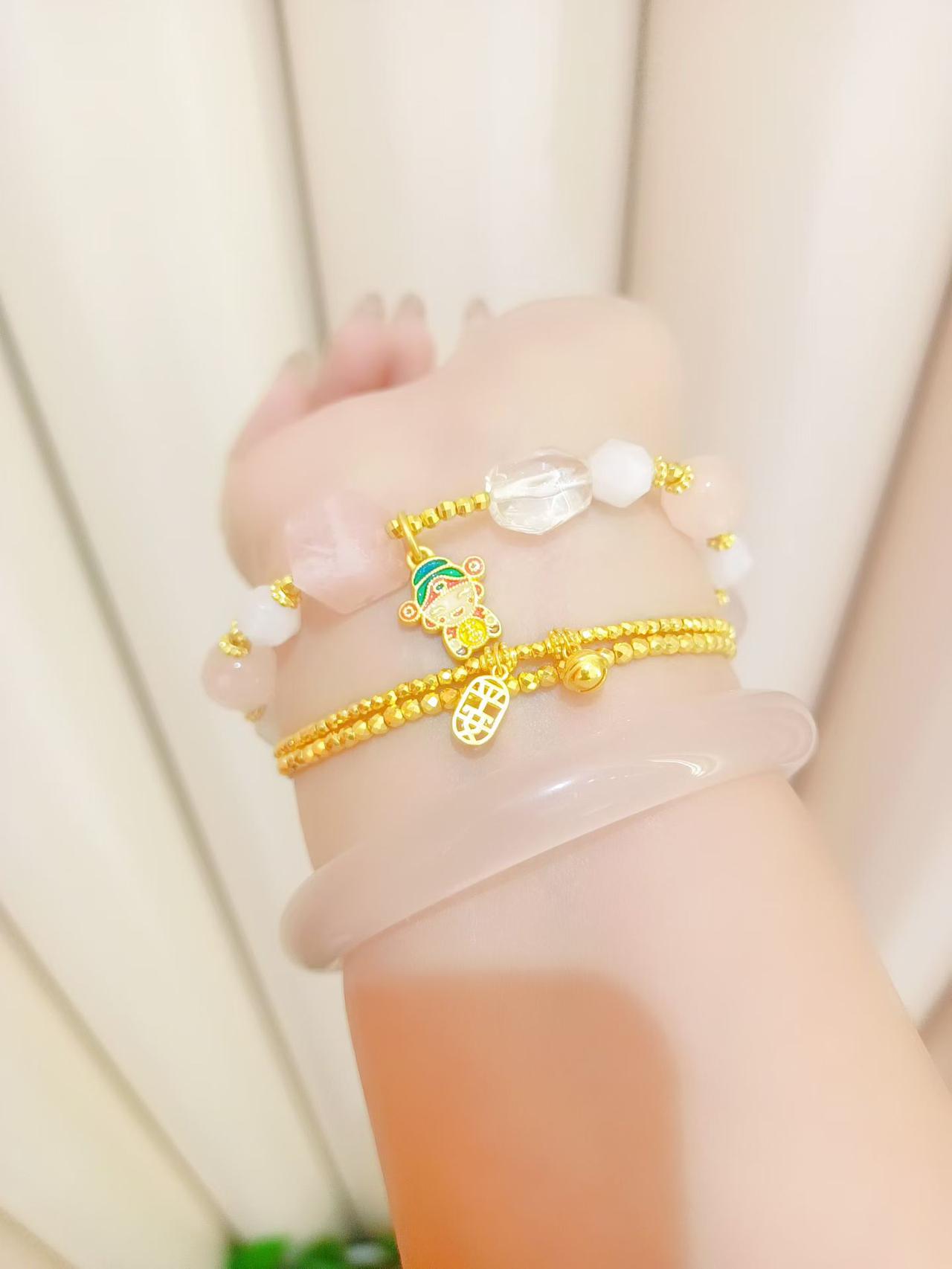 少女心满满的手链，搭配珍珠和卡通吊坠，甜美可爱！💖✨