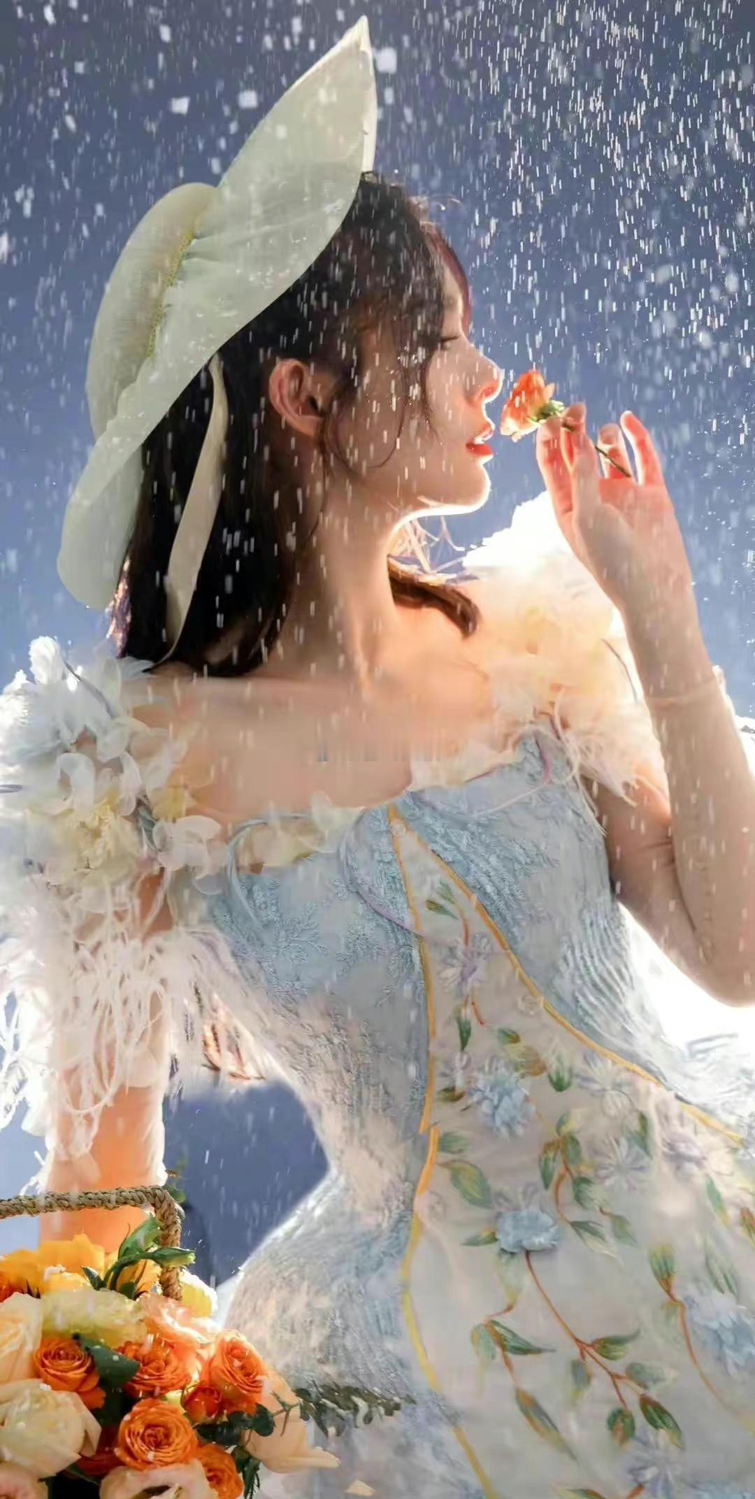 天秤座的女生天生颜值就很高，气质迷人，虽然她比较懒散，平时在家里的时候，一般是不