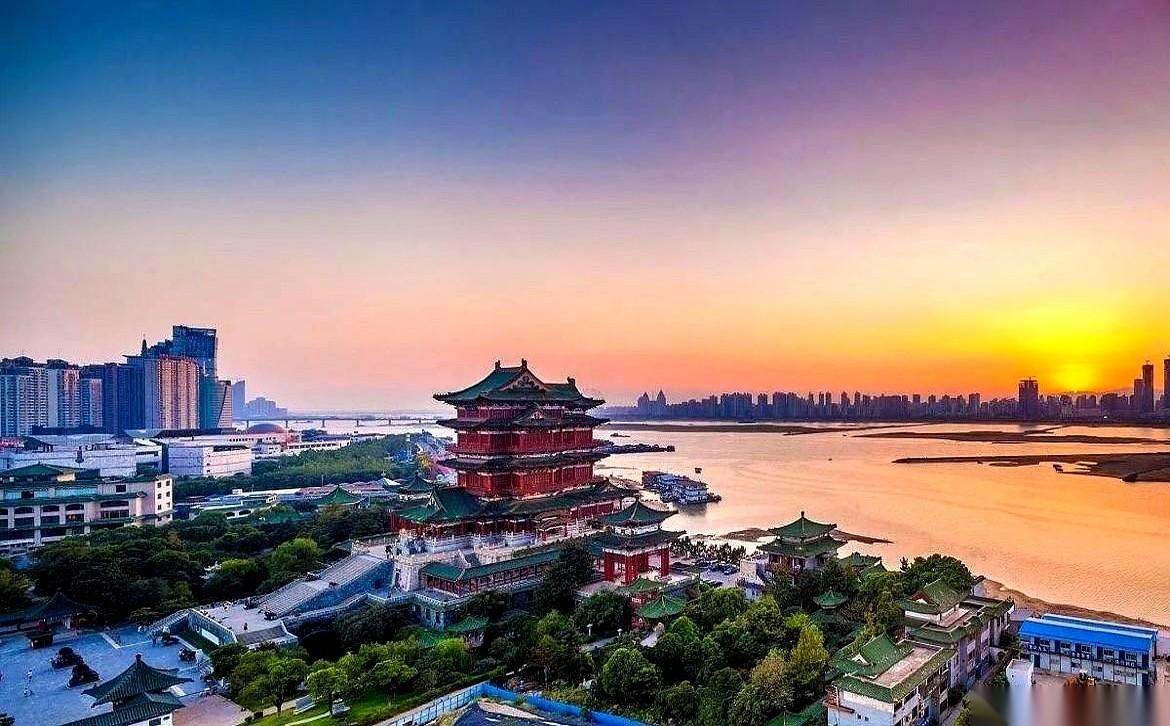 江西这次，是真的把桌子掀了。
会场里气氛不对劲，底下坐着十一个地市的一把手，鸦雀