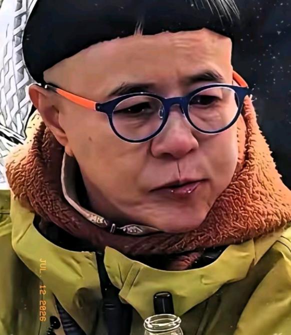 一个快六十岁的女人，捏着每个月8900块的退休金，居然买机票跨省去剪头发，只为剪