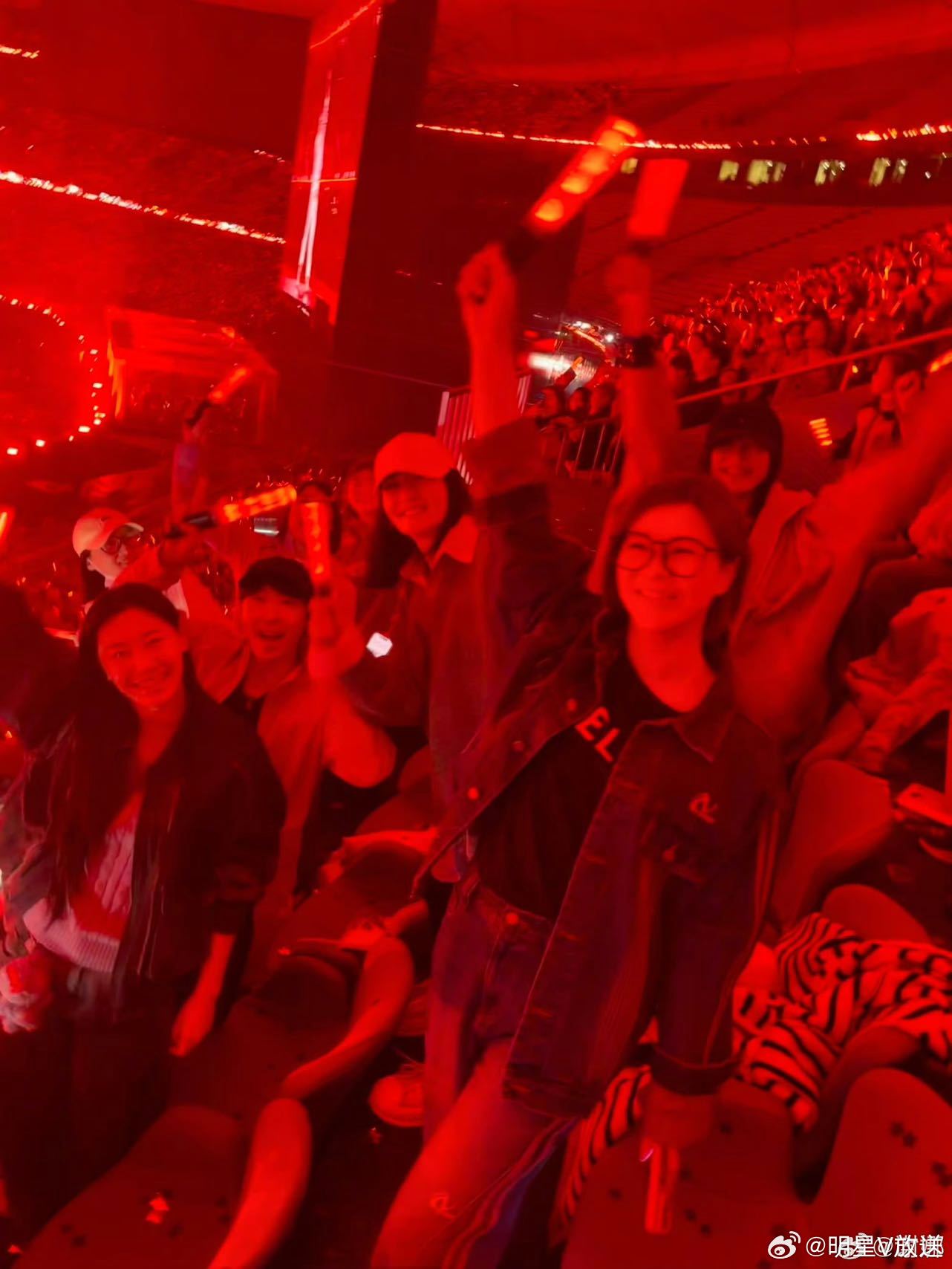 谢娜和奥运健儿看张杰演唱会 谢娜和奥运健儿们一起在张杰演唱会上蹦迪的气氛太好了?