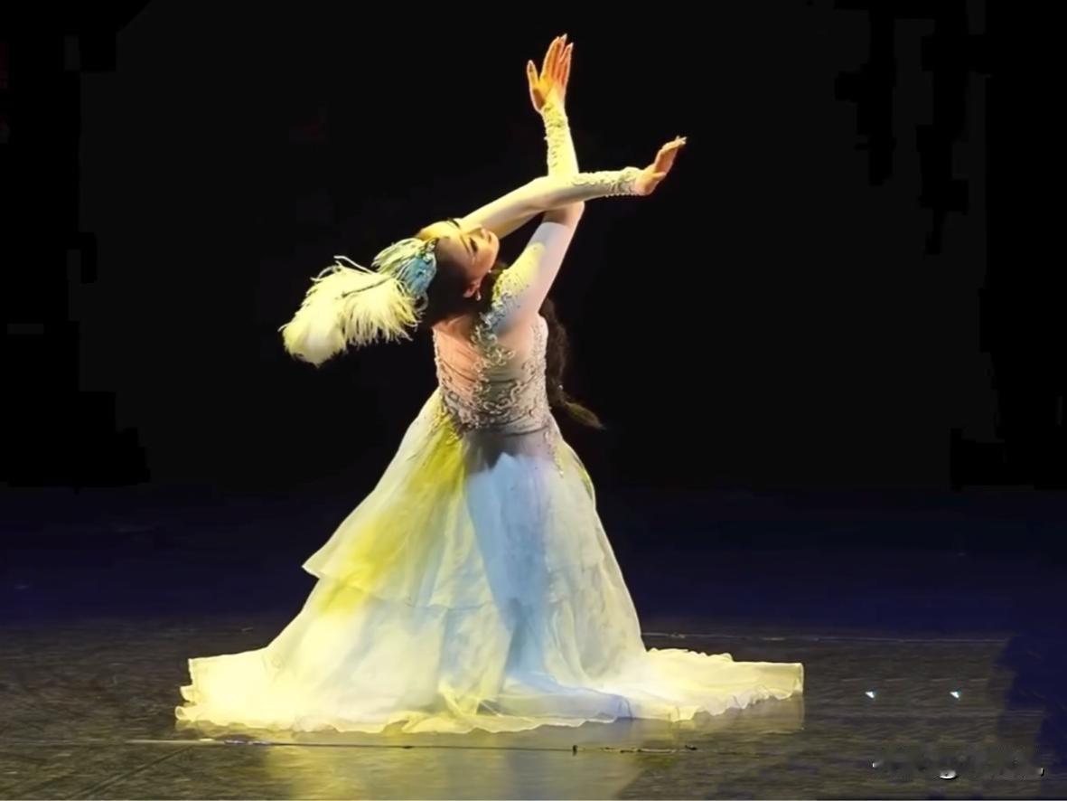 看到欧阳夏丹分享的一个事儿，就是她有一次去理发店剪头发，给她洗头的小妹妹对她说: