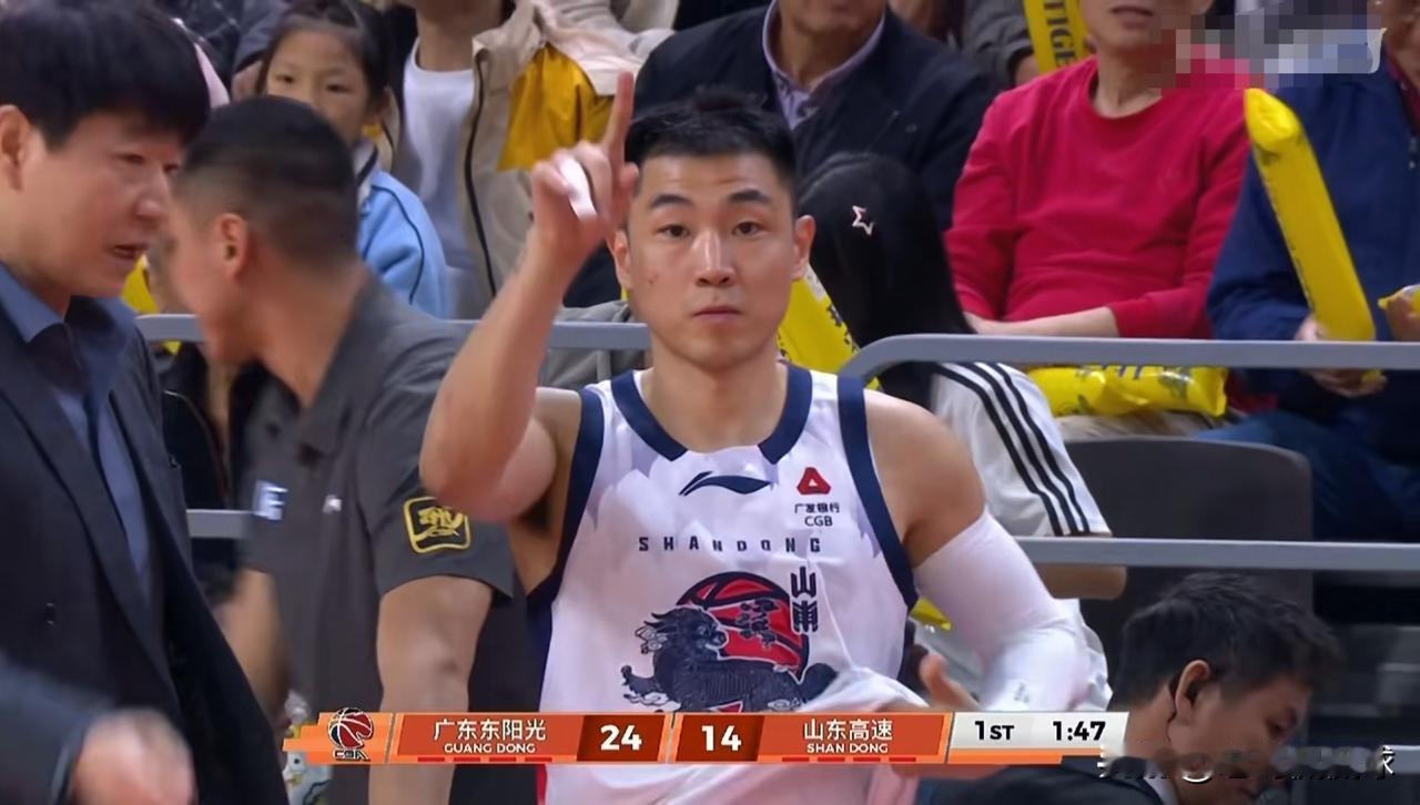 山东高速当家控卫高诗岩真是太铁了！在今天山东高速客场挑战广东东阳光的焦点战中，目