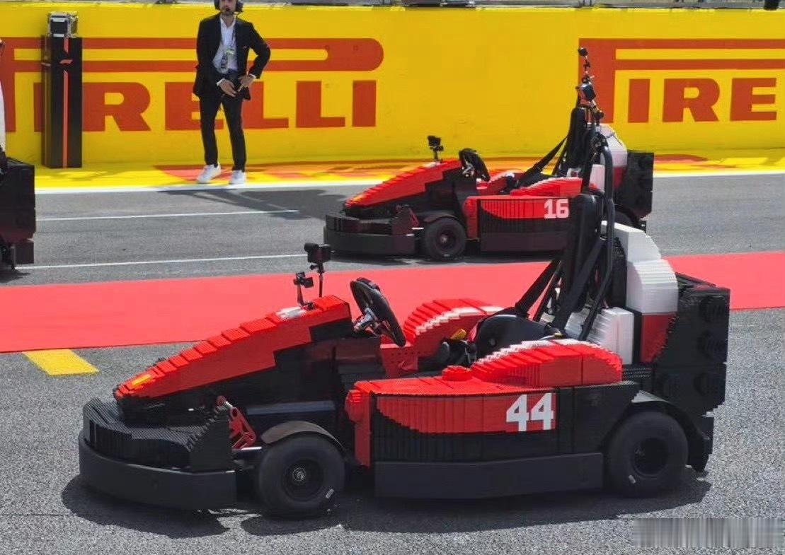 F1英国站的车手巡游太好玩了！摆脱传统的“拉猪车”巡游，改为22台乐高卡丁车+1