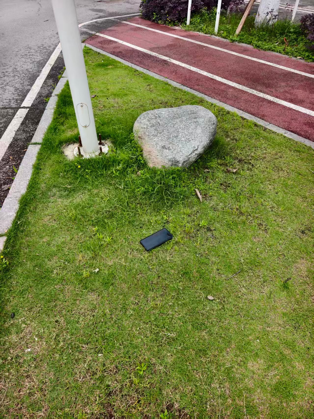 出门遛娃，老婆在地上捡到一个手机，看起来是问界车主，还有 20% 电，目前还没未