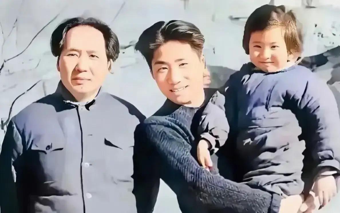 这是毛主席和一双儿女的真实合影，都看看吧，毛岸英抱着李讷，画面温馨感人！

从照
