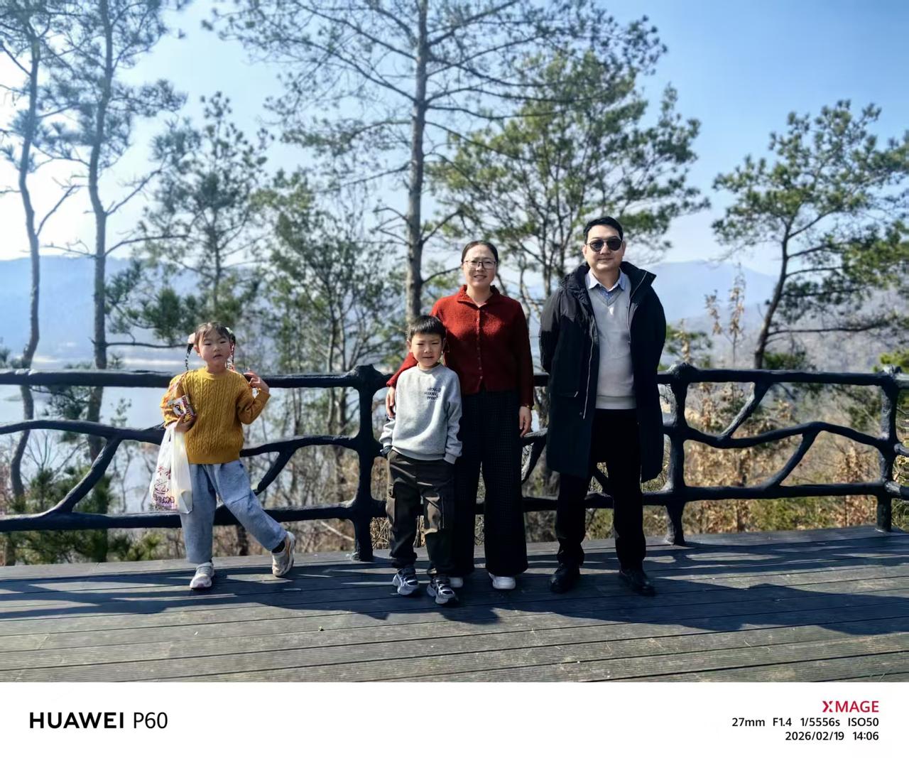 借着春节长假，一家人在山间木栈道上，享受美好时光