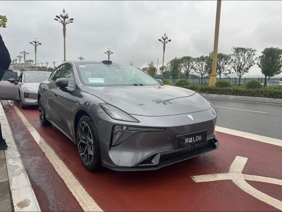 深蓝L06入门满配预售价13.99万刚蹲完深蓝L06预售发布会，这波配置诚意直接
