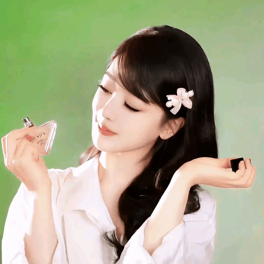 【娱乐资讯💃🏻💃🏻💃🏻】杨紫杨紫最新品牌拍摄物料释出，哇塞！哪家的小