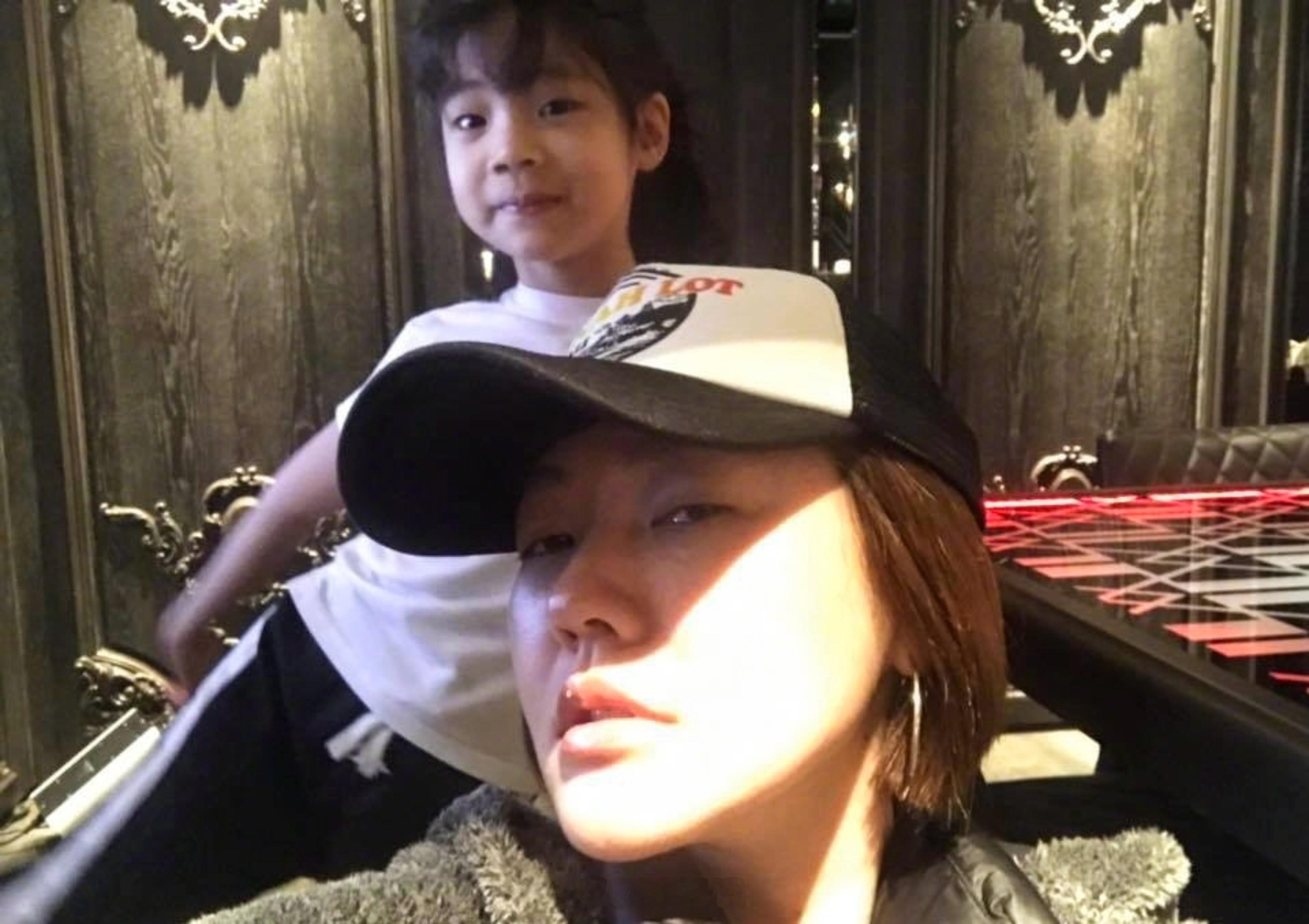 小S小女儿长大了 许老三越来越像两个姐姐了——就很怀念，曾经那个拍照时、喜欢撑大