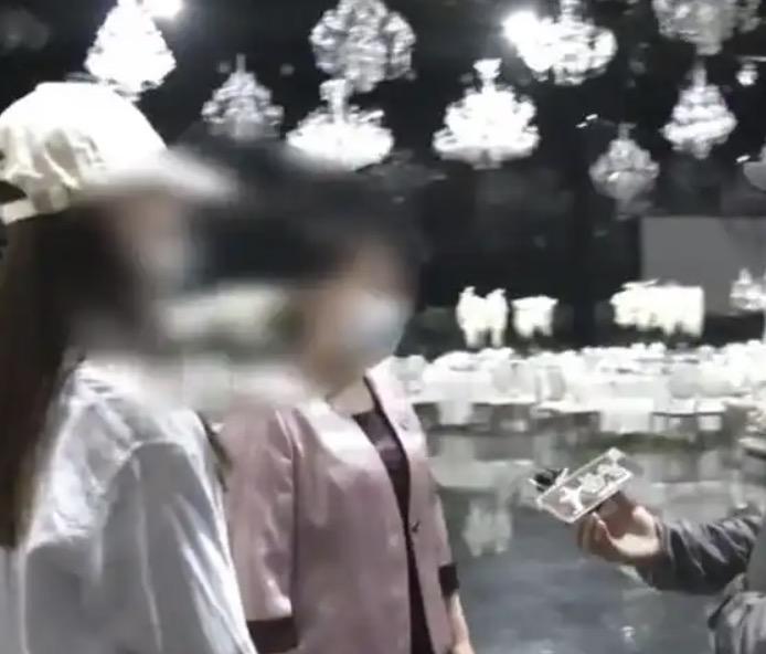 精心筹备几个月的婚礼，还没敬酒宾客就已经散场，新人和酒店方互相推诿，都认为是对方