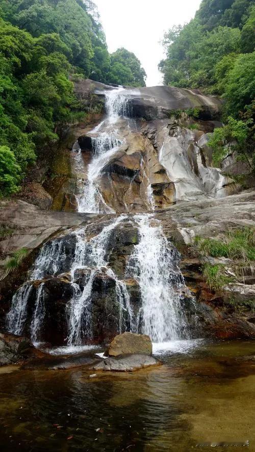 下联:白水泉中日月流。下联？