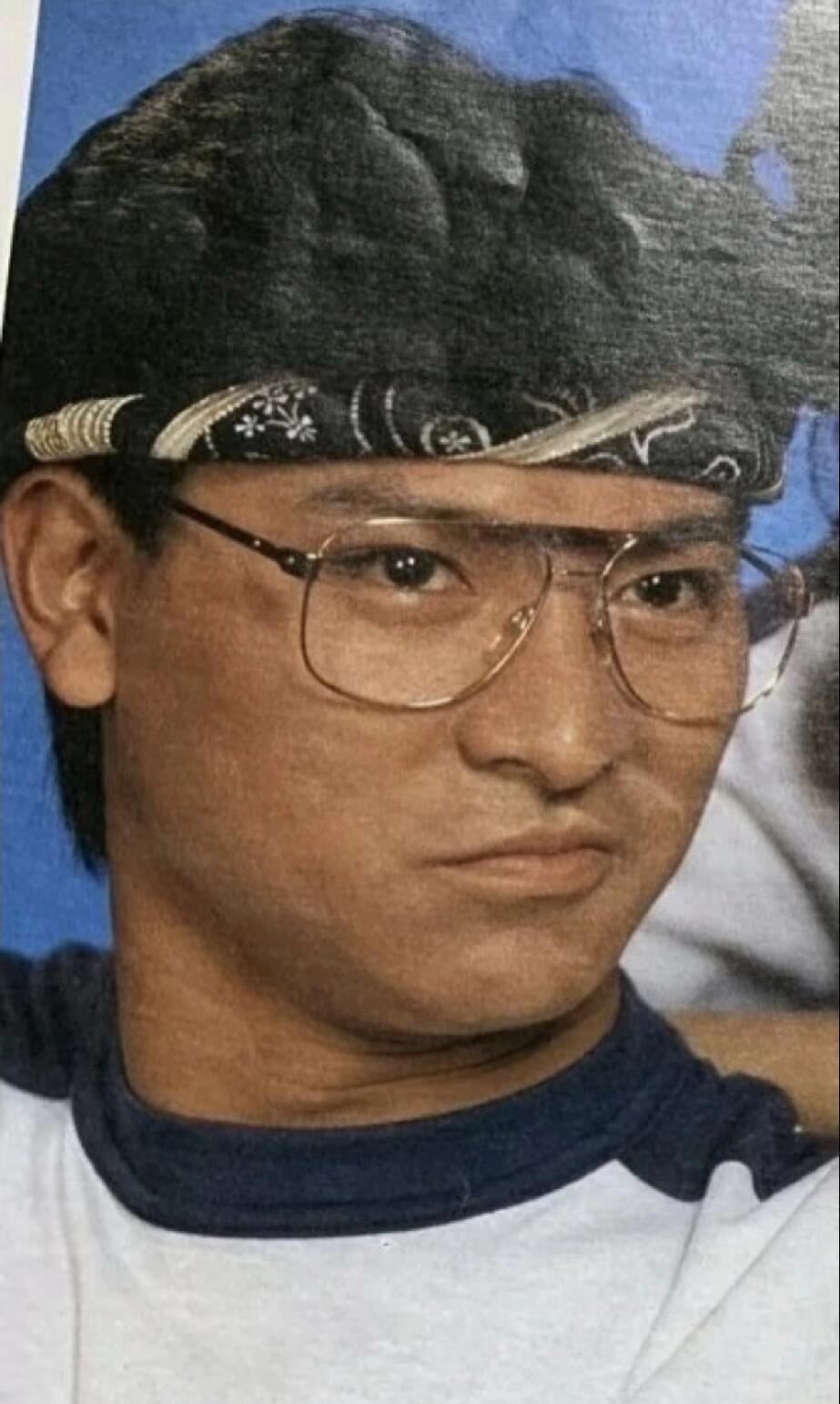 说实话，刘德华年轻时候皮肤黝黑，看起来相貌平平，可是现在老了之后有一种成熟之后大