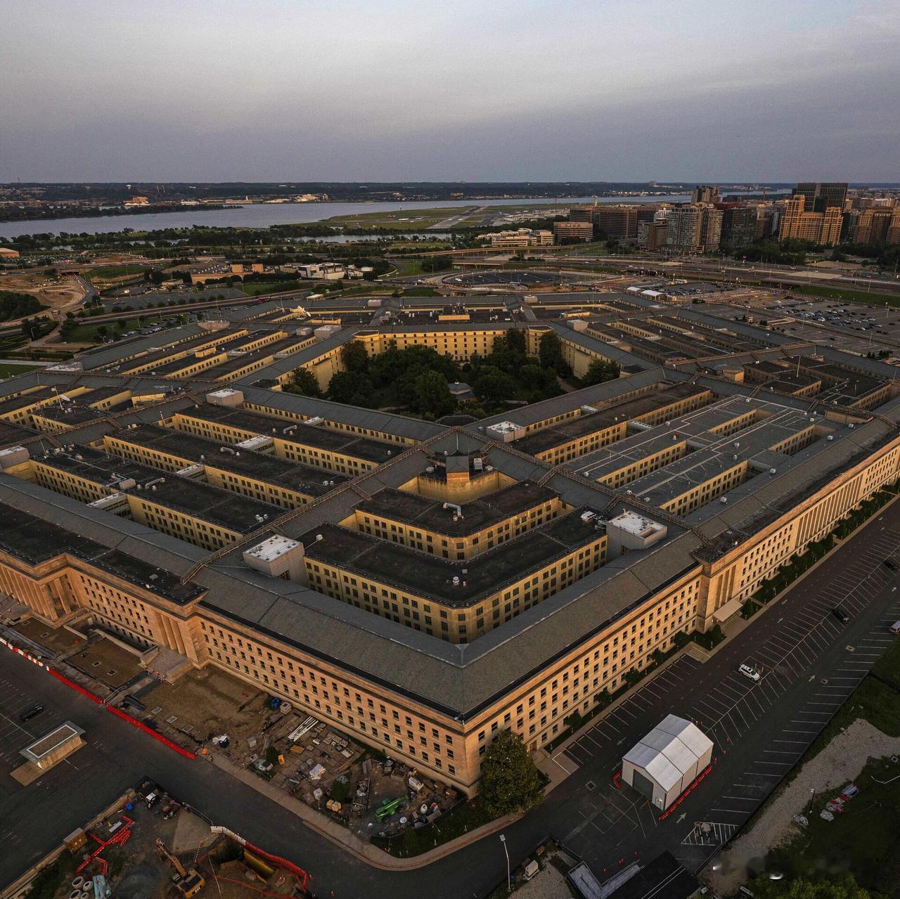 据华盛顿邮报报道，五角大楼周四突然打破沉默，直接指控该媒体关于清除霍尔木兹海峡水