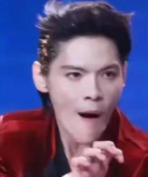 2026年3月10日，在上海举行的微短剧品质盛典上，向佐身着丝绒西装展示功夫。主