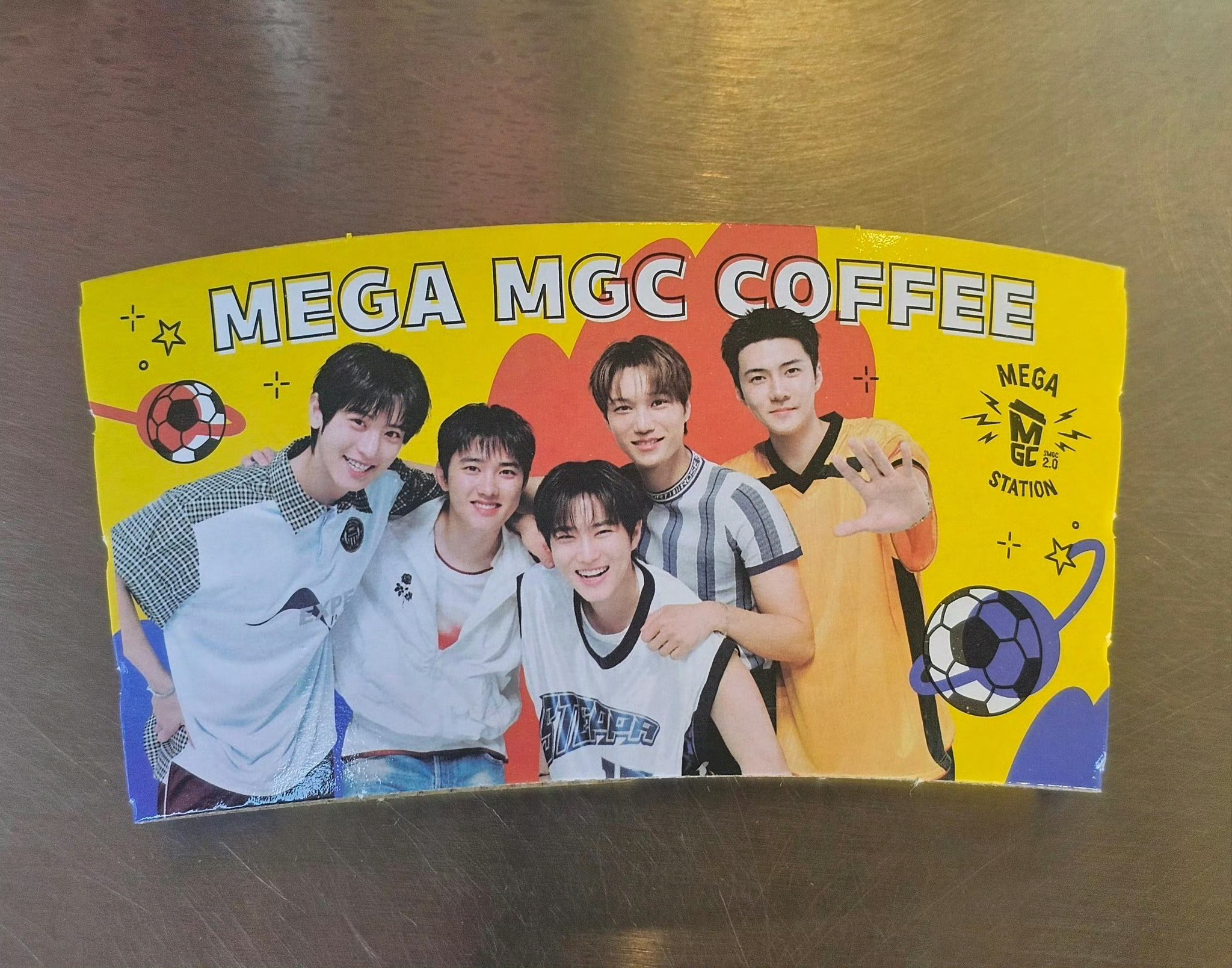 灿嘟 我需要这个mega咖啡的杯套 这个灿烈搂着嘟的