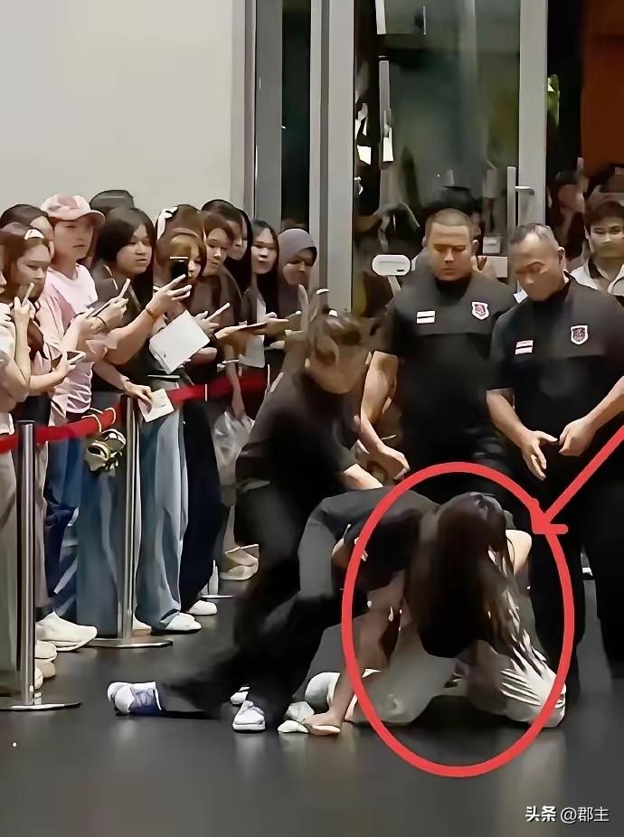 这个中国女孩何必呢！花钱跑到国外自己受罪不说，还要连累到国家被骂！
国外不会惯着