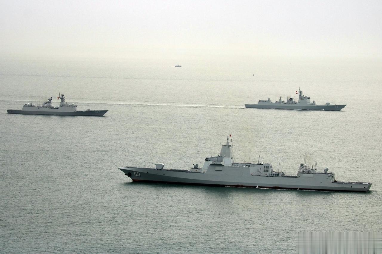 美图分享，我海军3款主力驱护舰同框，从前到后依次为055万吨大驱、054A护卫舰